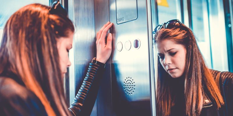 Что делать, если вы застряли в лифте?
